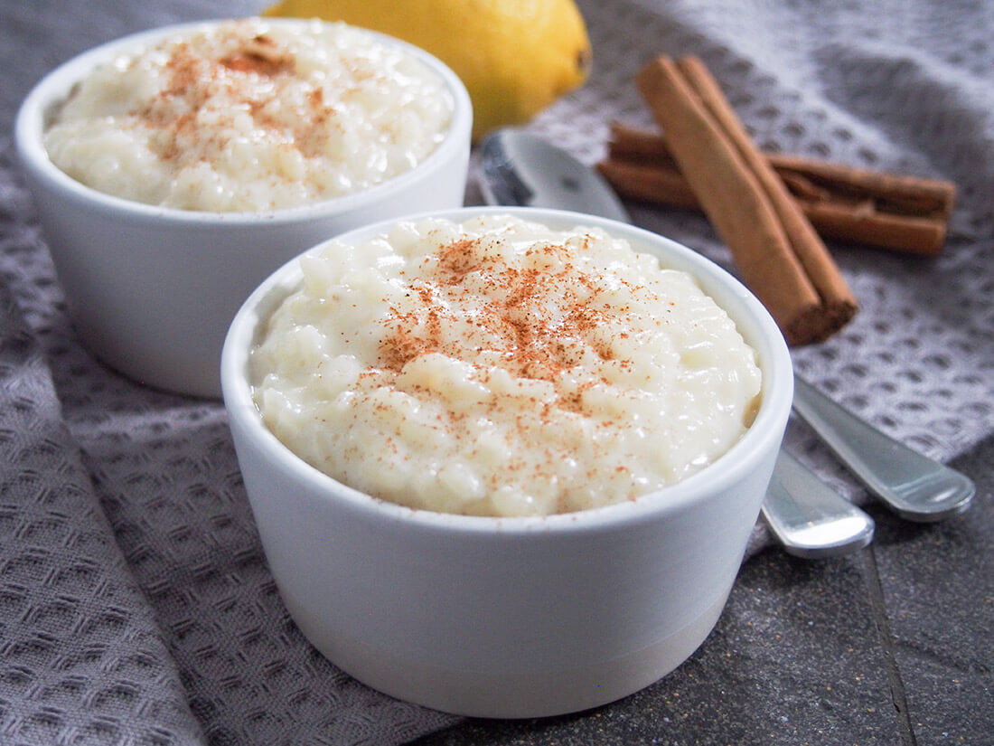 Arroz con leche (Spanish rice pudding) in two small bowls