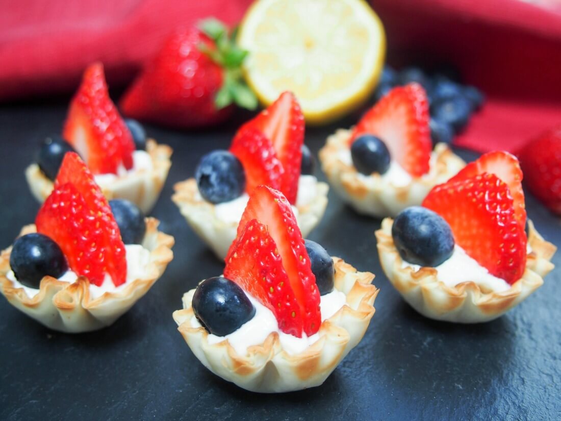 Berry phyllo cups with lemon cheesecake cream