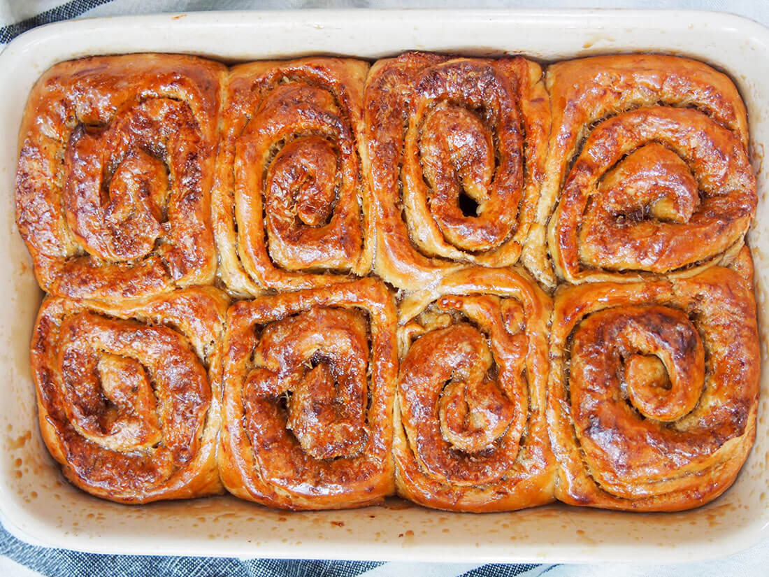 golfeados Venezuelan cheese sticky buns in dish sideways